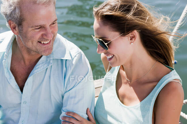 Пара на яхте, женщина трогает руку мужчины — стоковое фото