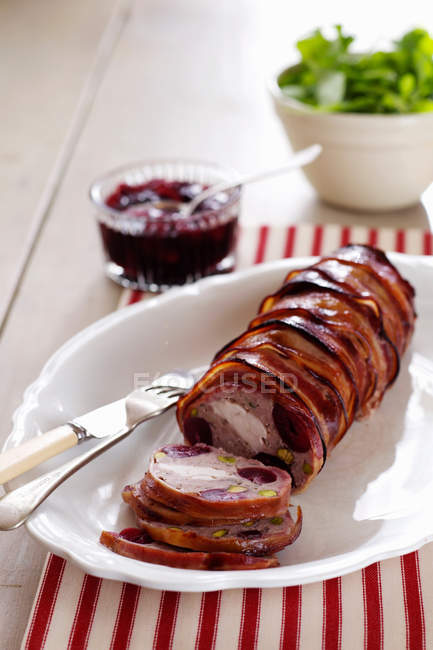 Terrine de porc et de veau sur assiette — Photo de stock