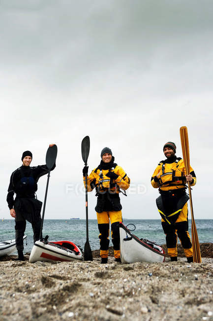 Portrait de kayakistes masculins sur une plage — Photo de stock