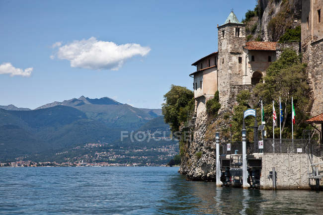 Buildings on rocky cliff face — Stock Photo