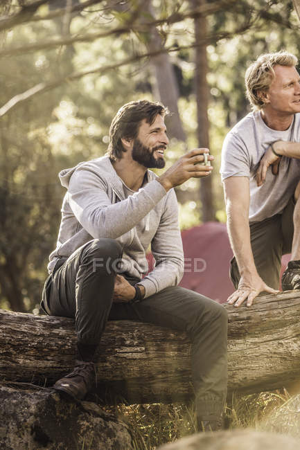 Dois caminhantes do sexo masculino sentados com café na floresta, Deer Park, Cape Town, África do Sul — Fotografia de Stock