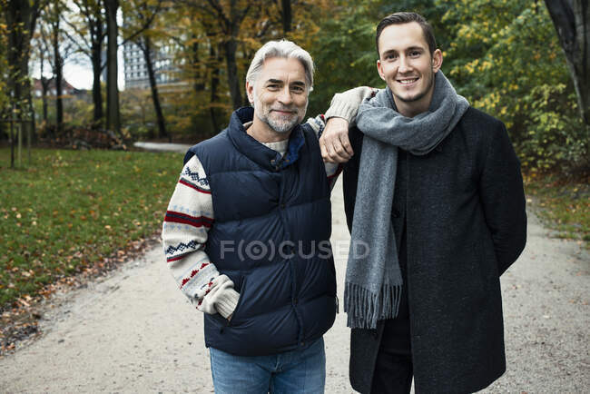 Dos amigos varones posando en el bosque - foto de stock