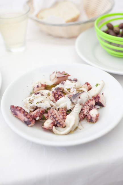 Piatto di insalata di polpo servito sul tavolo — Foto stock