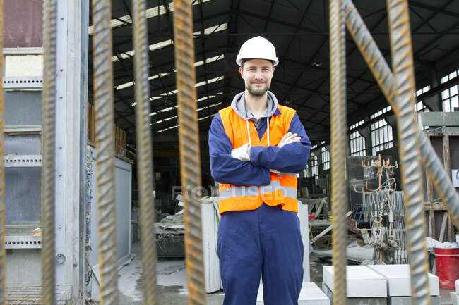 Porträt eines Fabrikarbeiters vor einer Betonbewehrungsfabrik — Stockfoto