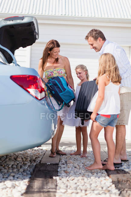 Famiglia caricamento del bagagliaio auto — Foto stock