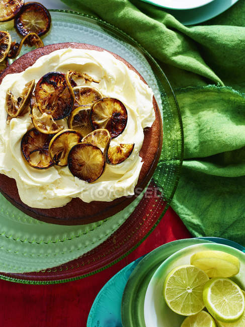 Vue du dessus du gâteau avec des tranches de crème et de citron vert — Photo de stock
