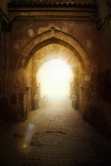 Torbogen mit Sonnenlicht, Marrakesch, Marokko — Stockfoto