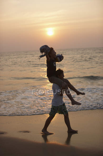 Man carrying daughter on shoulders — Stock Photo