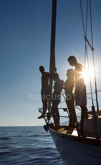 Dos parejas en velero puesta de sol - foto de stock