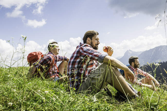 Мужчины отдыхают в походе, Тироль, Австрия — стоковое фото