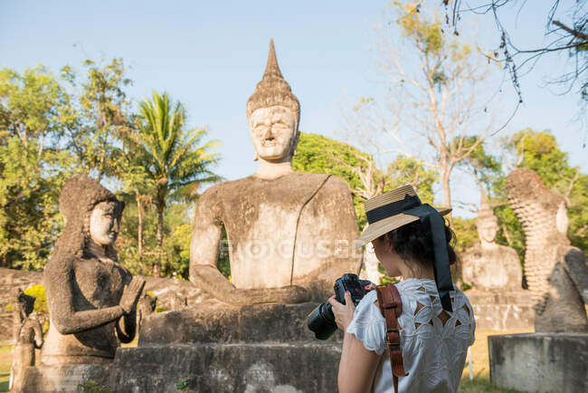 Donna che fotografa statua, Xieng Khu, Vientiane, Laos — Foto stock