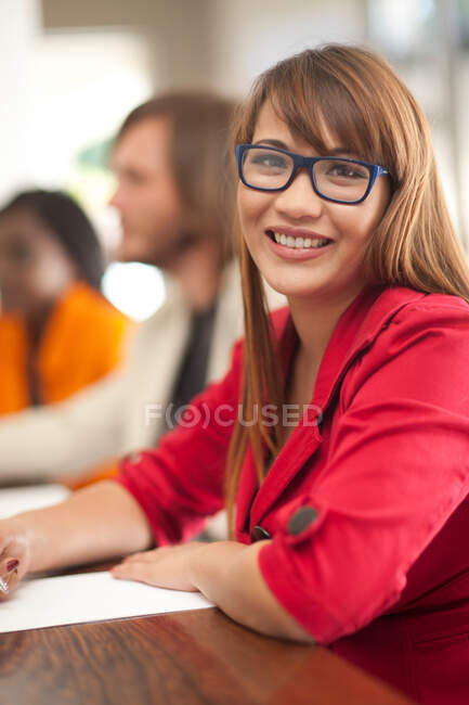 Giovane donna con gli occhiali sorridente verso la fotocamera — Foto stock