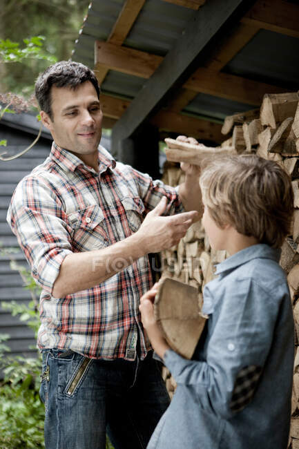 Отец и сын добывают дрова на открытом воздухе — стоковое фото