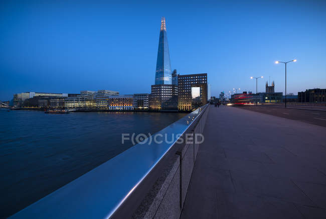 London bridge and the shard la nuit, Londres, Royaume-Uni — Photo de stock