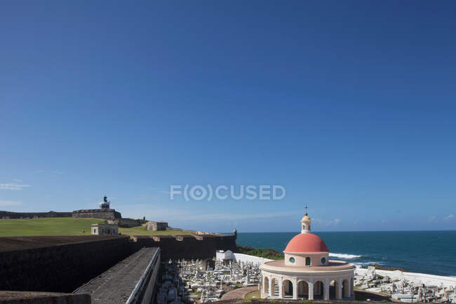 Храмовий купол і кладовище біля океану з блакитним небом — стокове фото