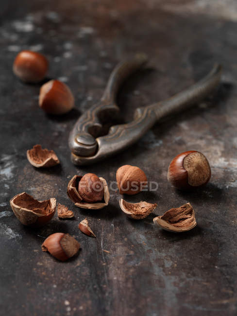 Лускунчик з лісовими горіхами на шпагаті поверхні — стокове фото