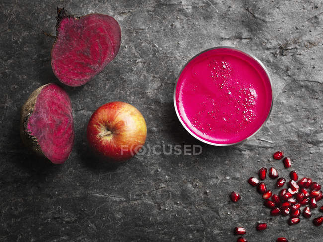 Fresh juice from apple and beetroot — Stock Photo
