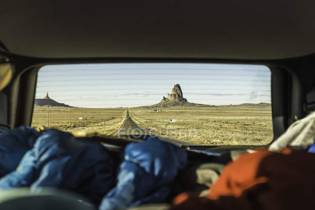 Vue paysage avec formations rocheuses depuis la fenêtre du véhicule, Arizona, États-Unis — Photo de stock