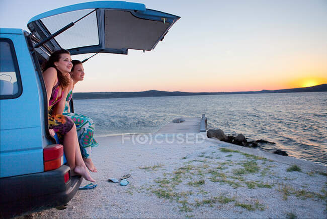 Frauen campieren in Transporter am Strand — Stockfoto