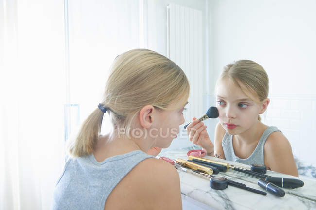 Camera da letto immagine specchio di ragazza applicando fard — Foto stock