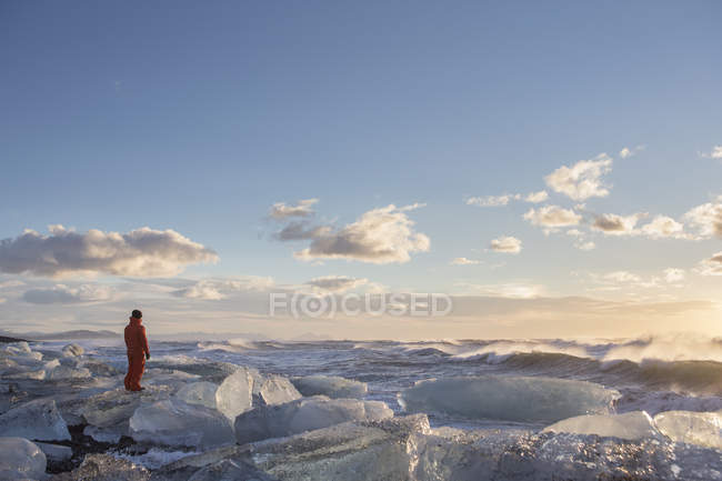 Человек в ландшафте национального парка Скафтафель, Лагуна ледника Джоколсарлон, Исландия — стоковое фото