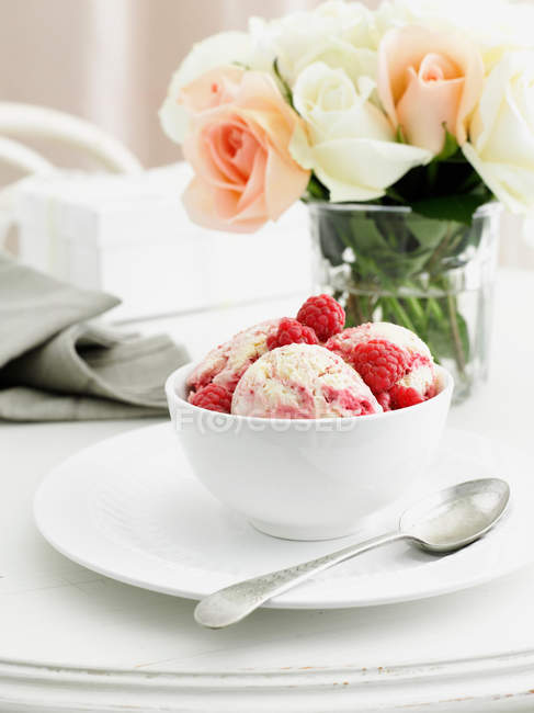 Чаша ягодного мороженого — стоковое фото