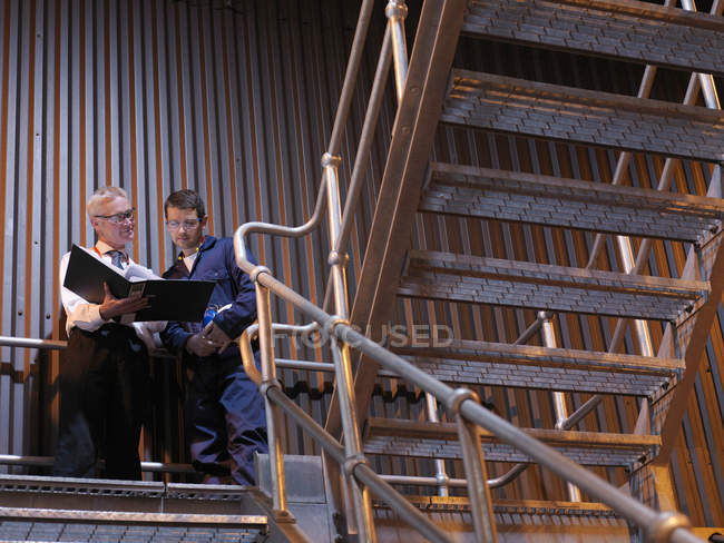 Ingenieure stehen auf Treppen — Stockfoto