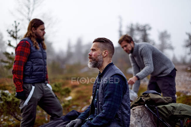 Escursionisti maschi che si rilassano durante i viaggi, Lapponia, Finlandia — Foto stock