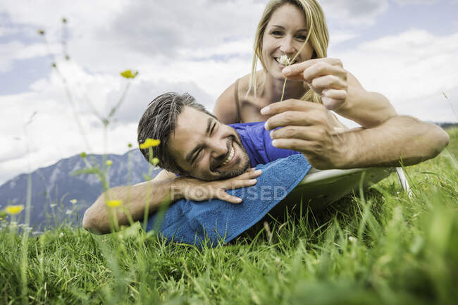 Paar genießt die Wiese — Stockfoto