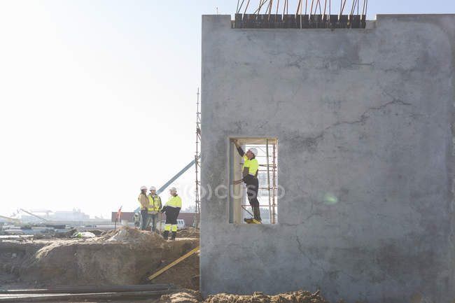 Gestionnaires de chantier vérifiant la porte sur le chantier — Photo de stock
