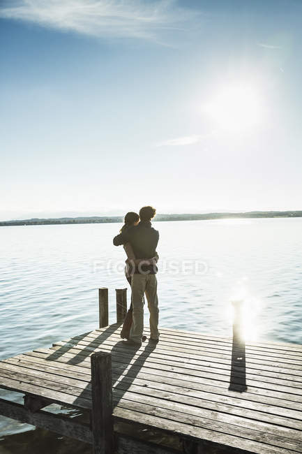 Couple on jetty, Lake Starnberg, Bavaria, Germany — Stock Photo