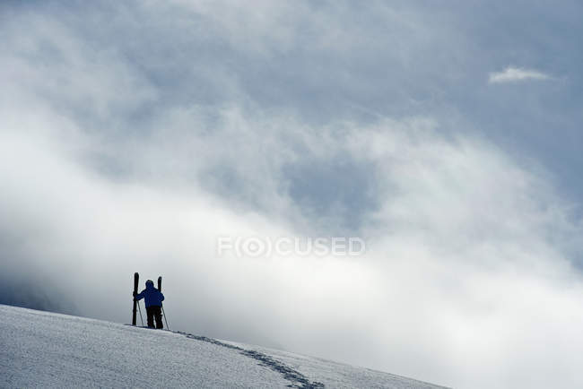 Skieur masculin adulte moyen debout sur une colline, Obergurgl, Autriche — Photo de stock