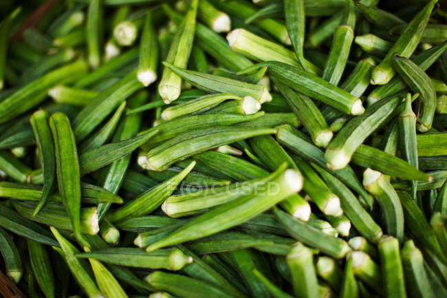 Primer plano de la pila de verduras verdes frescas - foto de stock