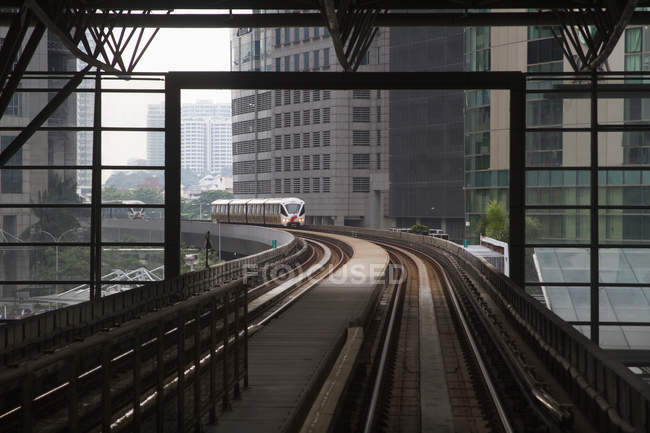Blick auf Schwebebahn und Zug vom Bahnhof, Kuala Lumpur, Malaysia — Stockfoto