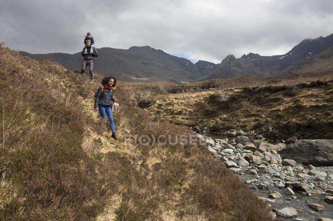 Excursionismo familiar, Piscinas de hadas, Isla de Skye, Hébridas, Escocia - foto de stock