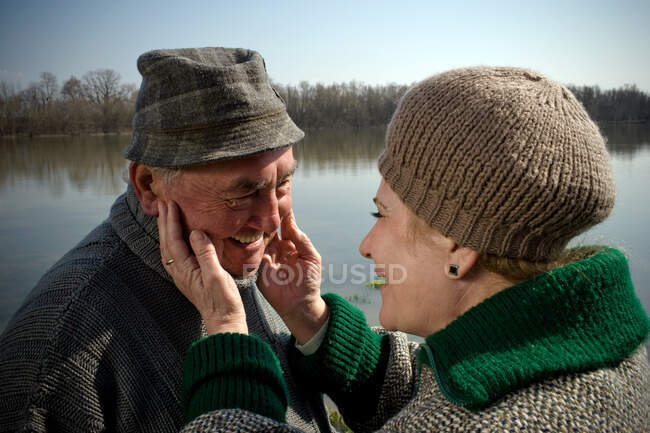 Старшая пара женщина трогает лицо мужчины — стоковое фото
