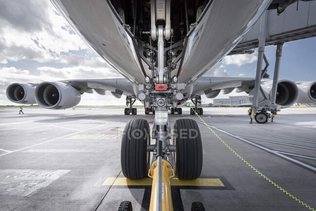 Vista inferior de aviones A380 a punto de taxi - foto de stock