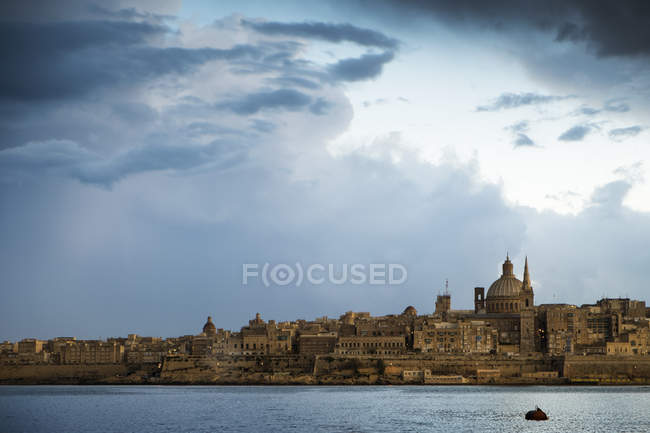 Vista lejana de La Valeta al atardecer, Malta - foto de stock