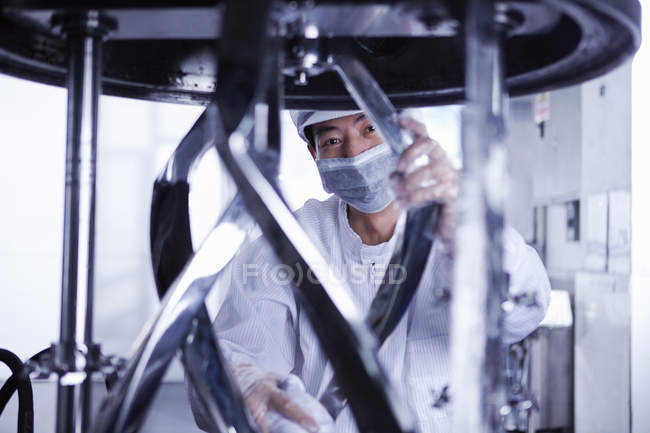 Trabalhador masculino na fábrica de baterias de cigarros eletrônicos, Guangdong, China — Fotografia de Stock