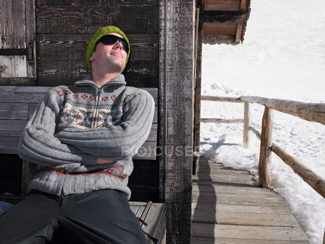Homme profitant du soleil sur la terrasse en hiver — Photo de stock