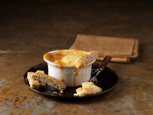 Fonduta di eglefino affumicata con fette di pane — Foto stock