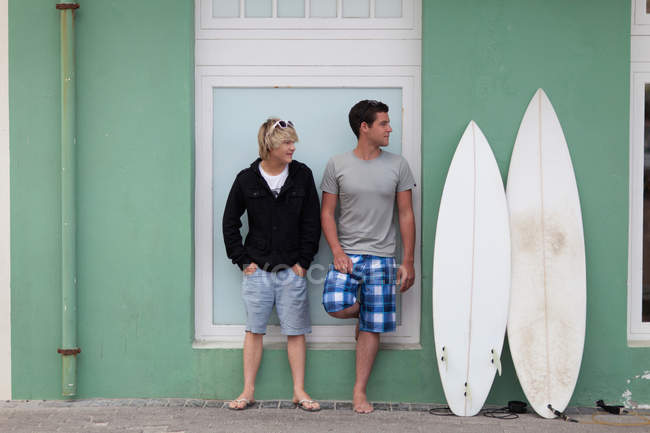 Adolescentes de pie con tablas de surf — Stock Photo