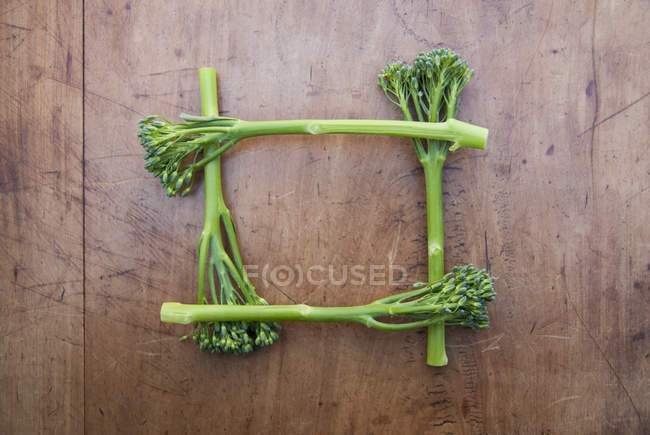 Quadrado feito de brócolis na mesa de madeira — Fotografia de Stock