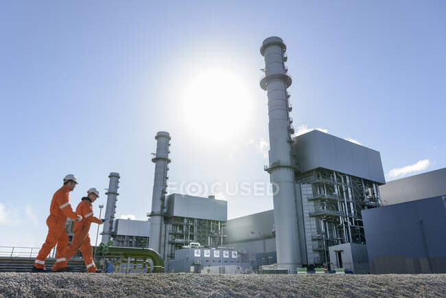 Lavoratori della centrale elettrica a gas — Foto stock