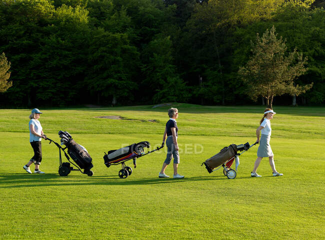 Tre donne su un fairway di golf — Foto stock