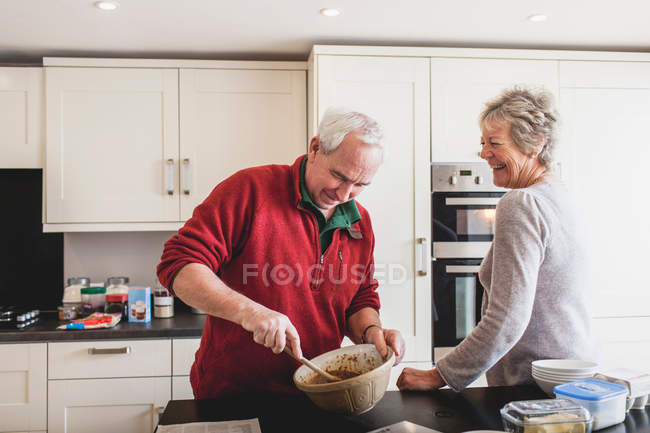 Casal sênior assar juntos na cozinha — Fotografia de Stock