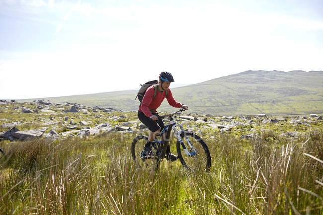 Cyclist cycling on hillside — Stock Photo