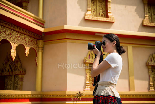Frau fotografiert vor dem Gebäude, luang prabang, laos — Stockfoto