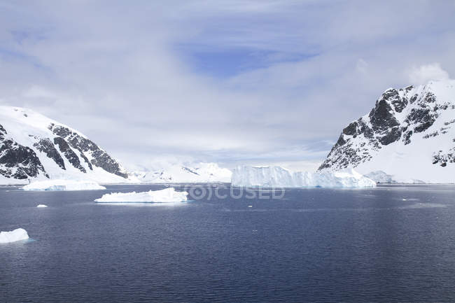 Перегляд айсбергів і гори, Neko гавань, Andvord-Бей, Антарктида — стокове фото