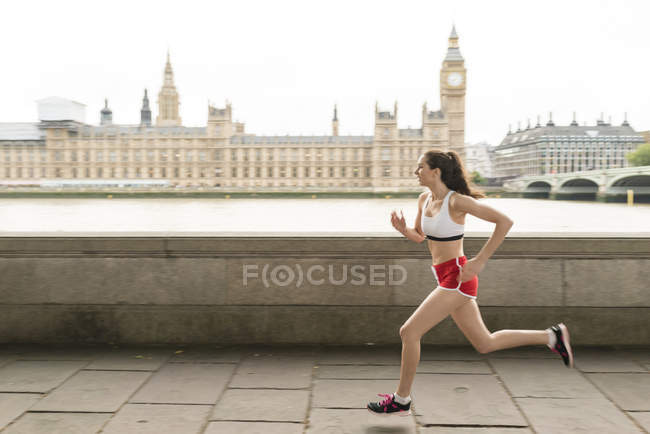 Corredor femenino corriendo en Southbank, Londres, Reino Unido - foto de stock